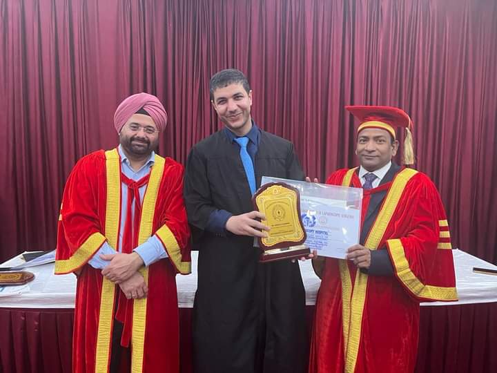 أكاديمي من كلية الطب يحصل على شهادة الزمالة والدبلوم في جراحة المناظير والروبوت من الهند
