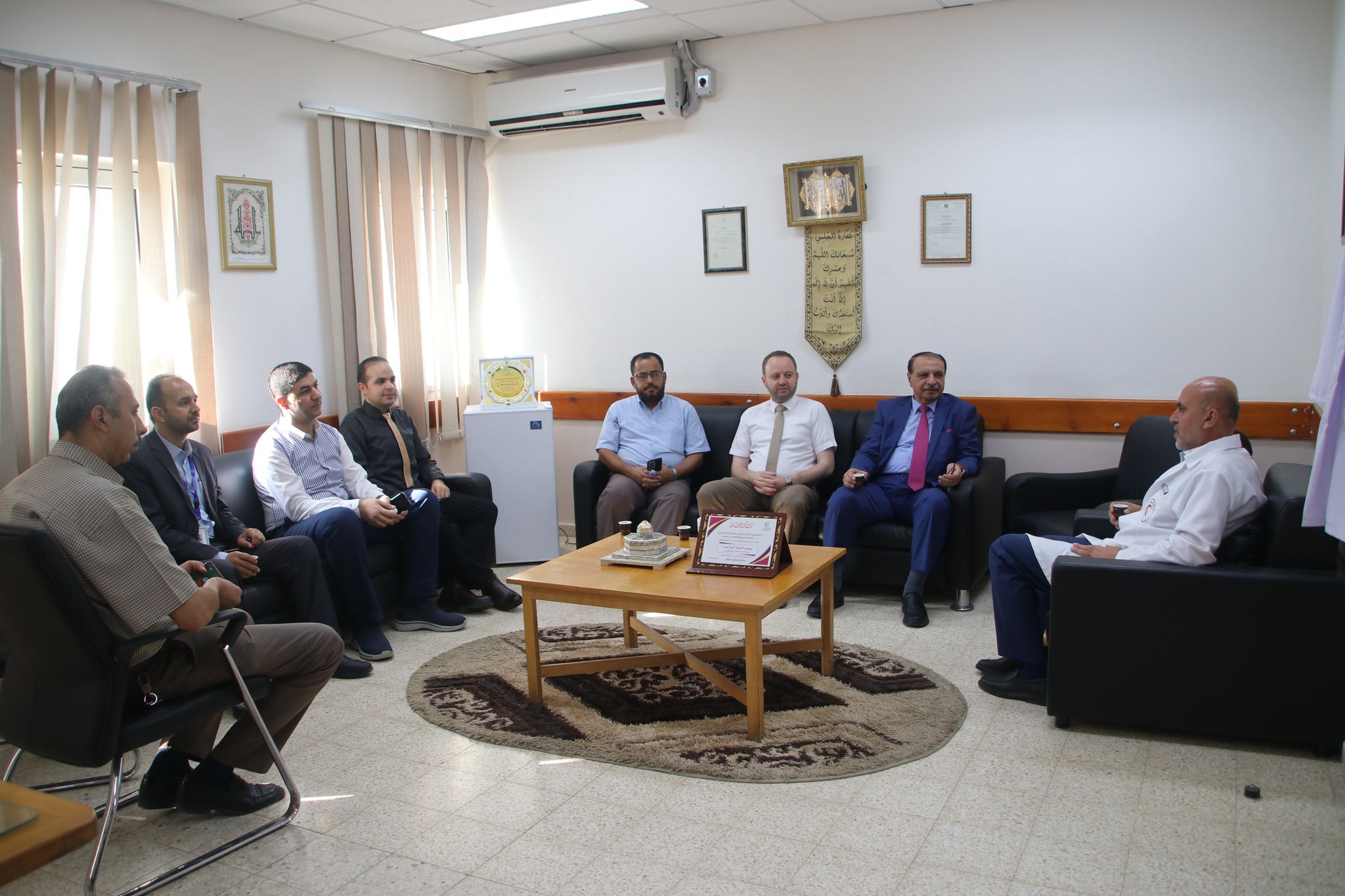 وفد من كلية الطب يزور مستشفى غزة الأوروبي ويطلع على الأوضاع التعليمية لطلبة كلية الطب