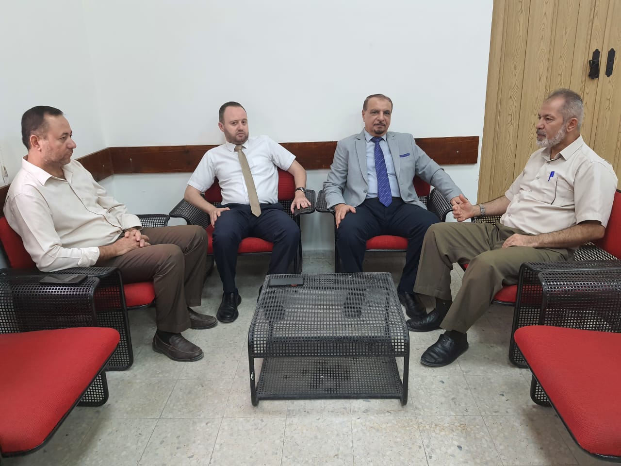 وفد من كلية الطب يزور مدير عام الإدارة العامة لتنمية القوى البشرية بوزارة الصحة لبحث سبل التعاون